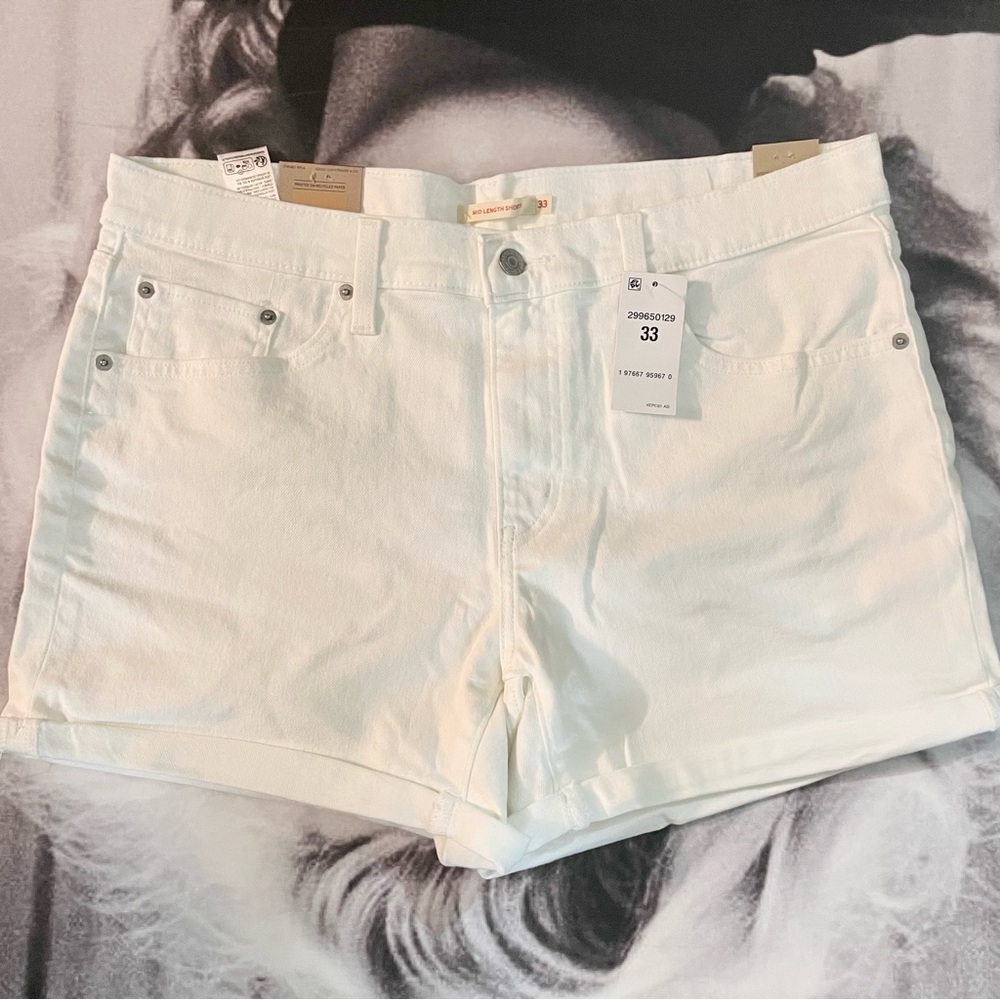 Womens Levi’s mid-length shorts size 33 NWT